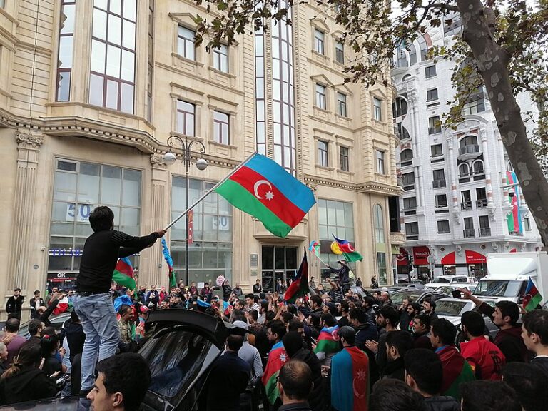 800px-Azerbaijani_people_celebrating_victory_in_Karabakh._Bulbul_avenue2