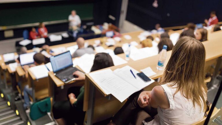 Obyazan-li-student-poseshhat-pary