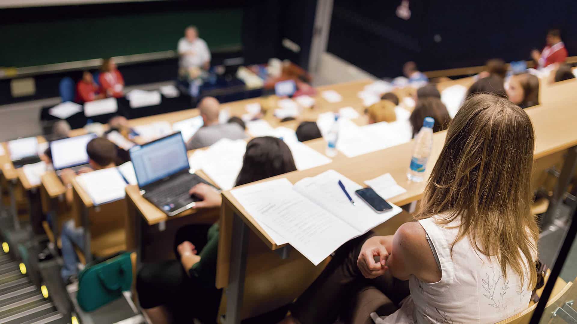 Obyazan-li-student-poseshhat-pary