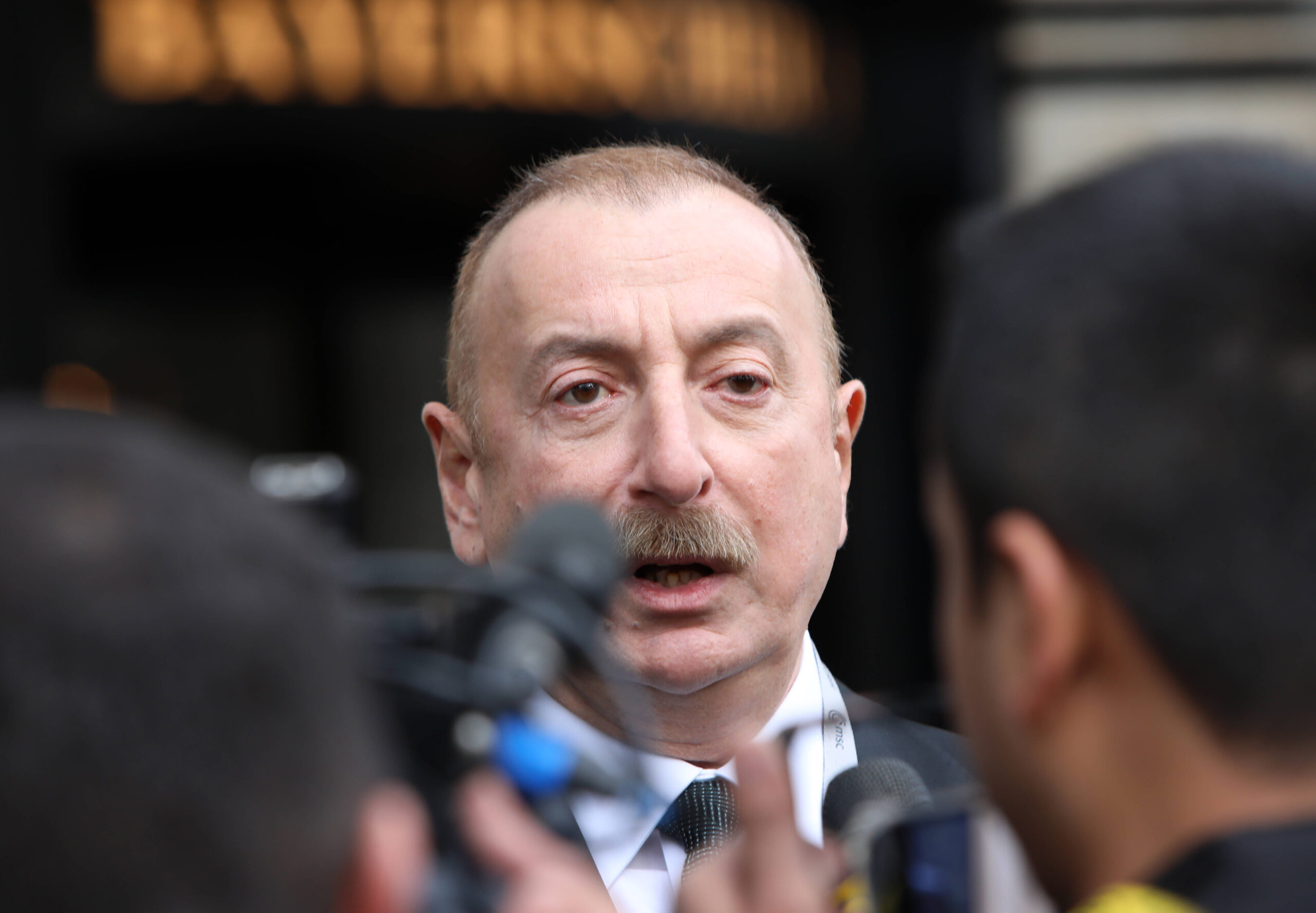 Der Präsident von Aserbaidschan, Ilham Alyev beim Interview vor dem Hotel Bayerischer Hof. Die 59. Münchner Sicherheitsk